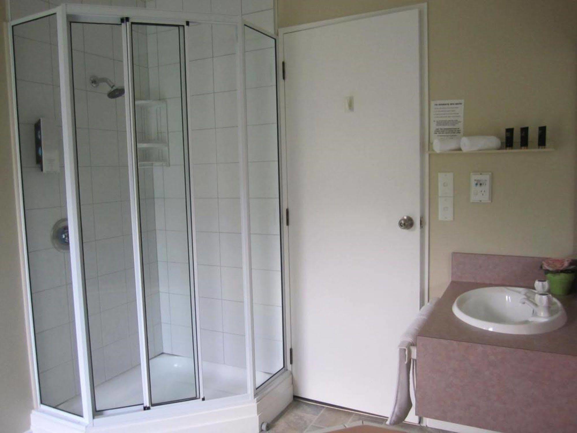 Camellia Court Motel Lower Hutt Exteriör bild
